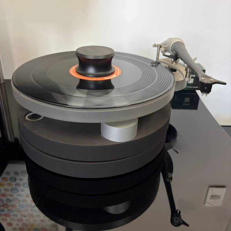 The Wilson Benesch Full Circle Turntable with ACT 0.5 Tonearm | Preowned