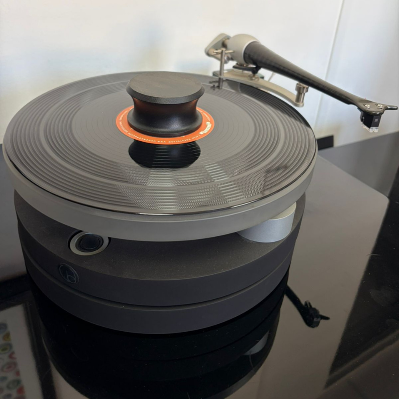The Wilson Benesch Full Circle Turntable with ACT 0.5 Tonearm | Preowned
